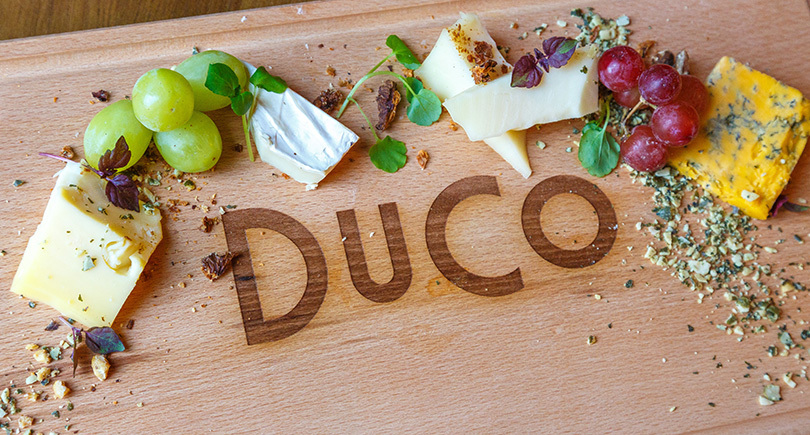 Kaasplank met DuCo er in gegraveerd