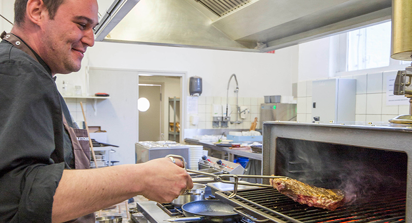 Kok bij de Josper Gril